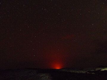 NIGHT 4: After a short night we leave at 3 am to start the 10 km hike up to the shield volcano´s caldera rim. The intense red glow seems to guide us and promises lots of activity at the lava lake... (Photo: Ingrid)