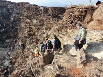 TAGE 5-6-7: Erta Ale – Ausgeruht und gestärkt steigen wir den Caldera-Rand hinab für einen Morgenspaziergang zu den wichtigsten vulkanischen Phänomenen und Orten auf dem Gipfel des Erta Ale (Photo: Ingrid)