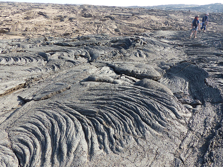 JOURS 5-6-7 : Erta Ale - Le sol de la caldeira est recouvert de vieilles laves pahoehoe finement pliées et ridées. (Photo: Ingrid)