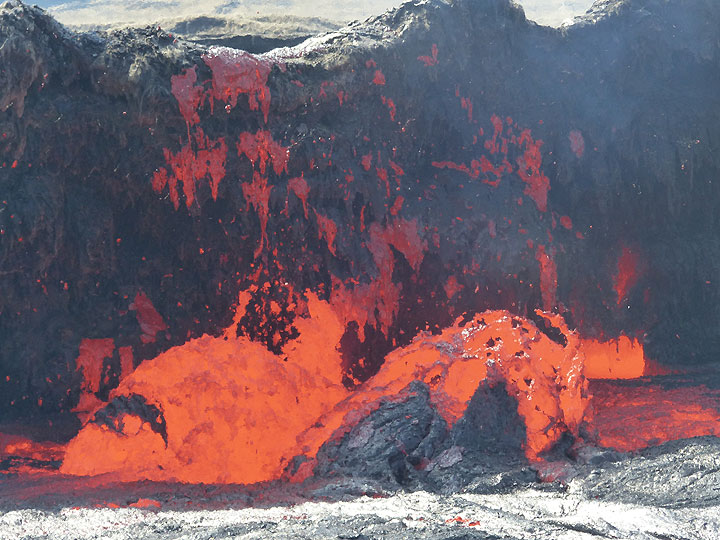 JOURS 5-6-7 : Erta Ale - Les bords du lac de lave sont le théâtre d'explosions de bulles de lave, de petites fontaines éphémères ainsi que de « grottes » où la fine croûte noire est recyclée dans la lave liquide sous-jacente. (Photo: Ingrid)