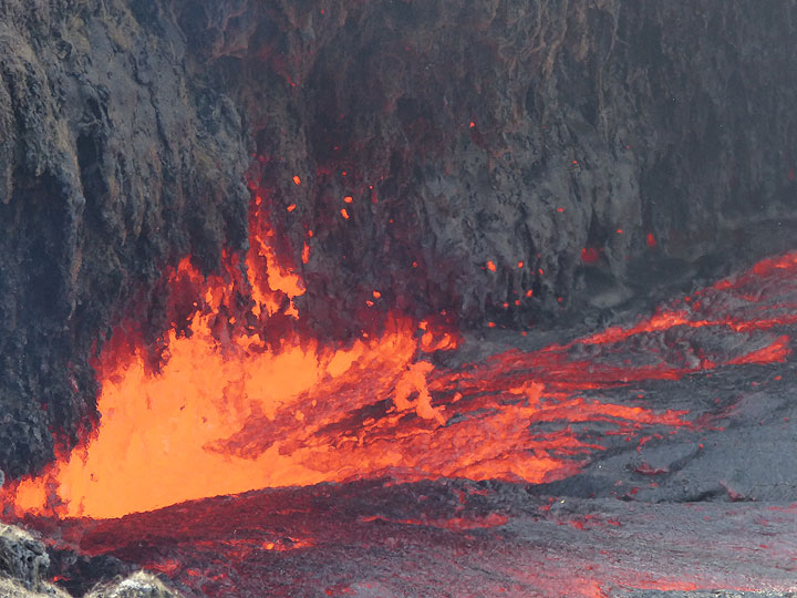 DAYS 5-6-7: Erta Ale - The edges of the lava lake ar the scene of exploding lava bubbles, small short-lived fountains as well as ´´caves´´ where the thin black crust gets recycled into the underlying liquid lava. (Photo: Ingrid)