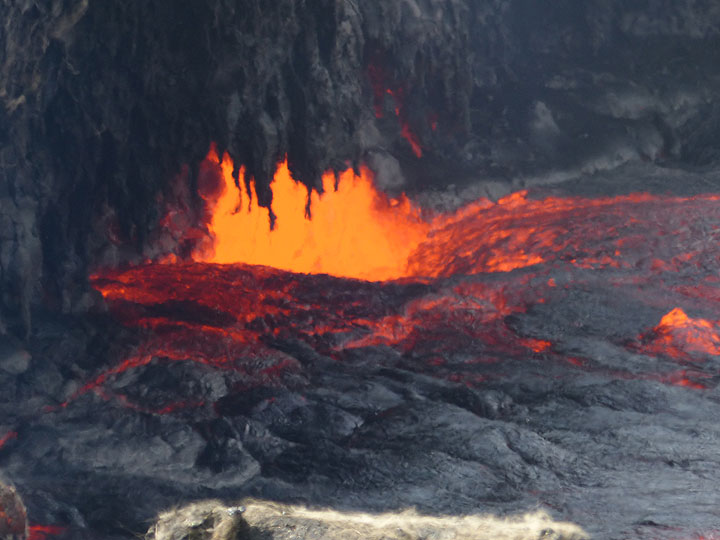 DAYS 5-6-7: Erta Ale - The edges of the lava lake ar the scene of exploding lava bubbles, small short-lived fountains as well as ´´caves´´ where the thin black crust gets recycled into the underlying liquid lava. (Photo: Ingrid)