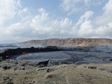 DAYS 5-6-7: Erta Ale - Overview of the (very!) active lava lake under an unusual cloudy sky. Pele´s hair in the foreground, old caldera rim in the background. (Photo: Ingrid)