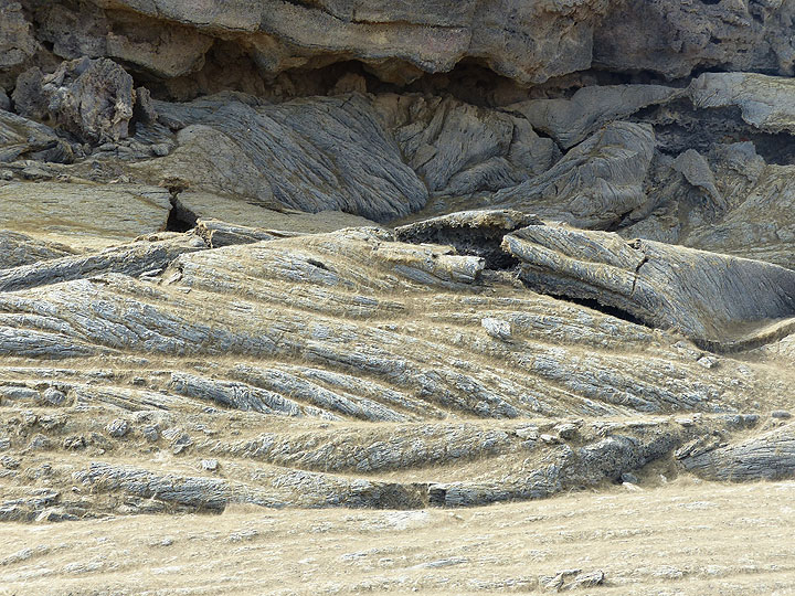 JOURS 5-6-7 : Erta Ale - Détail des cheveux brun doré de Pelé accumulés à la surface d'anciennes coulées de lave pahoehoe. (Photo: Ingrid)