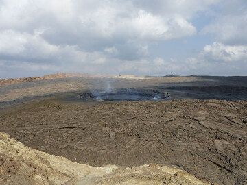 Image from 1 ago (November 2015) to compare the previous panorama with this overview onto the active lava lake and the wider caldera area around, where the darker brown coloured, narrow lava flows radiating outwards from the active vent onto the caldera flowrepresented the most recent lava overflows from 2010. (Photo: Ingrid Smet)