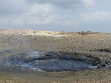 DÍAS 5-6-7: Erta Ale - Vista de la caldera de Erta Ale y sus dos respiraderos actualmente activos con en primer plano el lago de lava y al fondo la cima del hornito de 2012 sobresaliendo de su cráter. (Photo: Ingrid)