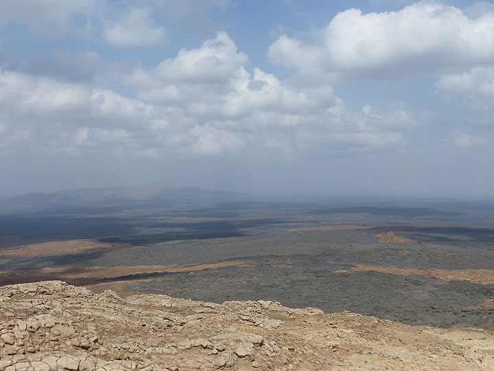 JOURS 5-6-7 : Erta Ale - Vue depuis le bord de la caldeira d'Erta Ale sur la zone apparemment paisible des volcans boucliers qui forment le rift est-africain. (Photo: Ingrid)