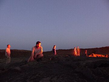 JOURS 5-6-7 : Erta Ale - Observation de la surface du lac de lave après le coucher du soleil. (Photo: Ingrid)