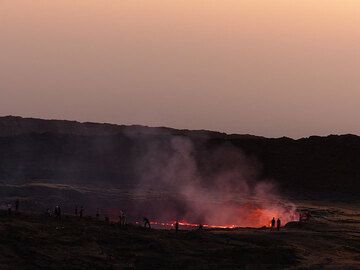 TAGE 5-6-7: Erta Ale – Beobachtung des Lavasees bei Sonnenaufgang vom alten Caldera-Rand aus. (Photo: Ingrid)
