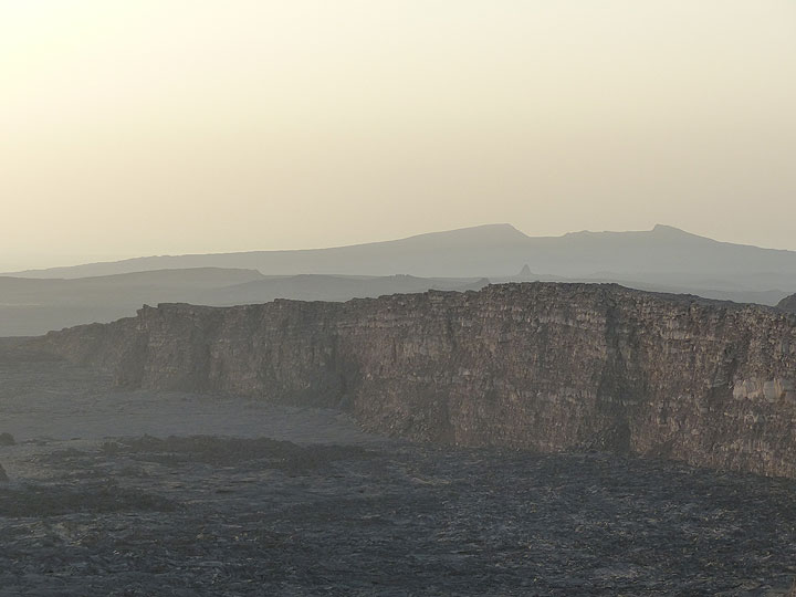 TAGE 5-6-7: Erta Ale – Blick über die Caldera mit den Silhouetten anderer Schildvulkane im Hintergrund (Photo: Ingrid)