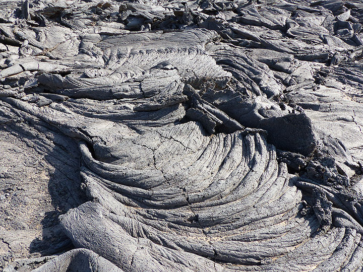 JOURS 5-6-7 : Textures complexes de la croûte pliée et tordue des anciennes laves pahoehoe qui recouvrent le sol de la caldeira (Photo: Ingrid)