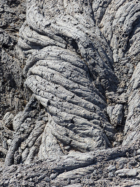 TAGE 5-6-7: Komplizierte Texturen der gefalteten und verdrehten Kruste älterer Pahoehoe-Laven, die den Calderaboden bedecken (Photo: Ingrid)
