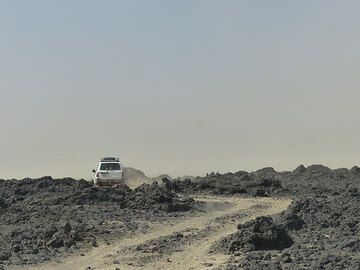 JOUR 8 : De Erta Ale à Amadelah : ...encore une fois hors route à travers du sable poussiéreux et des champs de lave... (Photo: Ingrid)