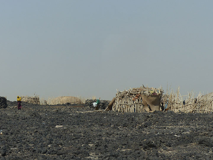 JOUR 8 :D'Erta Ale à Amadelah : ...en passant en chemin quelques petits villages Afar, au milieu d'un désert de coulées de lave et de sable... (Photo: Ingrid)