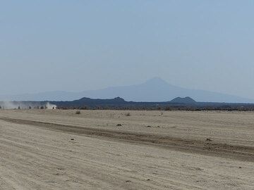JOUR 8 : D'Erta Ale à Amadelah. sur la route, rien que du sable limoneux et poussiéreux et des montagnes volcaniques (Photo: Ingrid)