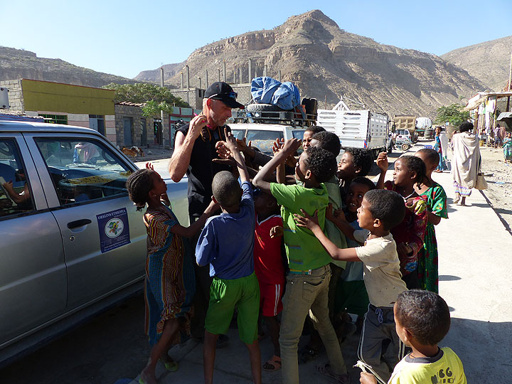 DAY 8:From Erta Ale to Amadelah - the nice thought of handing out some pencils and pens always quickly turns into a stampede of enthusiastic children :-) (Photo: Ingrid)
