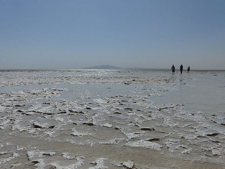JOUR 10 : Lac Assale - Cristaux de sel blancs scintillants et saumure au bord du lac Assale (Photo: Ingrid)
