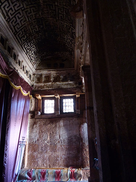 JOUR 11-12 : De Wakru à Mekele - Décorations de plafond dans une église orthodoxe monolithique des 8-9 ème siècles. (Photo: Ingrid)
