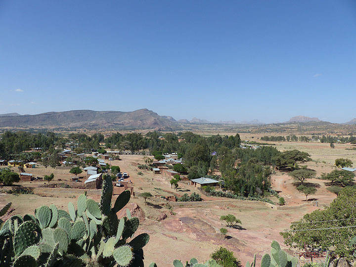 DAY 11-12 : From Wakru to Mekele - View across the colourful landscape of the sandstone plateaus in the northern Highlands of Ethiopia. (Photo: Ingrid)