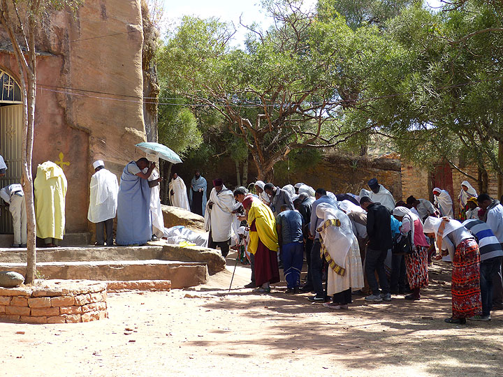 TAG 11–12: Von Wakru nach Mekele – Eine Gruppe von Pelgern betet vor einer orthodoxen, monolithischen Kirche aus dem 8.–9. Jahrhundert. (Photo: Ingrid)