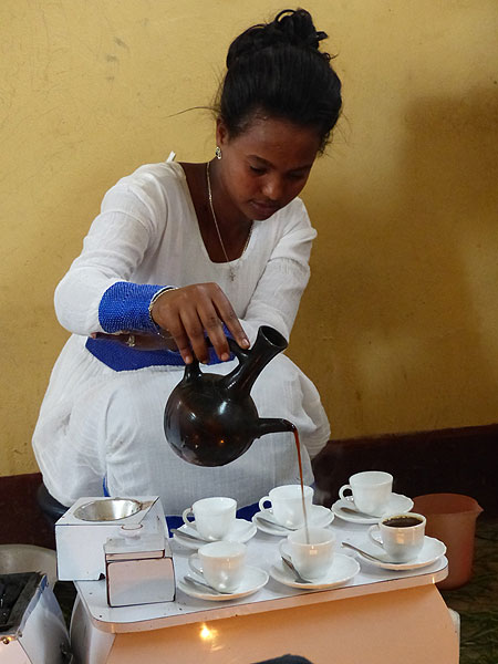 JOUR 11-12 : De Wakru à Mekele - D'autres options pour continuer à explorer la culture et les traditions éthiopiennes avant le dîner d'adieu du dernier soir (jour 12) à Mekele, peuvent inclure une cérémonie du café éthiopien... (Photo: Ingrid)
