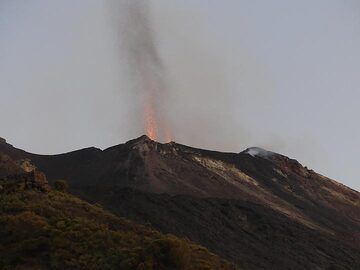 Sur le bord est de la terrasse du cratère se trouvent deux évents actifs qui, généralement en même temps, provoquent des explosions prolongées en forme de bougies... (Photo: Ingrid)