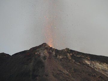 ...sehen aus wie winzige, sehr kurzlebige Lavafontänen, die den Bereich um den Schlot mit frischer Lava überschütten ... (Photo: Ingrid)