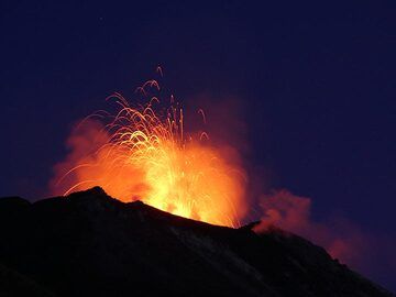 Shorter but much larger explosions of large lava bubbles are frequently observed from a presumable large vent in the central part of the crater terrace. (Photo: Ingrid)