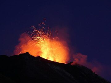 Von einem vermutlich großen Schlot im zentralen Teil der Kraterterrasse aus werden häufig kürzere, aber viel größere Explosionen großer Lavablasen beobachtet. (Photo: Ingrid)