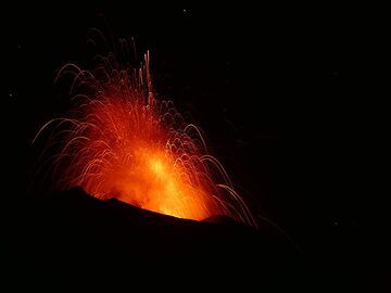 Large explosion from the central vent of the active crater terrace. (Photo: Ingrid)