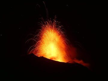 L'explosion la plus spectaculaire se produit à partir d'un évent situé au centre de la terrasse du cratère. (Photo: Ingrid)