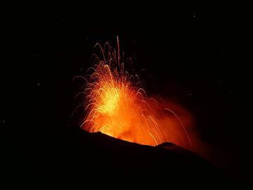 About 3 ot 7 times an hour large bubbles of magma explode from a centrally located vent... (Photo: Ingrid)