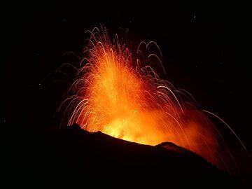 Photographies prises par la volcanologue Dr Ingrid Smet lorsqu'elle observait l'activité volcanique du Stromboli du 24 au 26 juillet 2019. Durant cette période, le volcan est resté à un niveau d'activité plus élevé que d'habitude avec des explosions stromboliennes très fréquentes. Certaines d'entre elles étaient si puissantes que la nuit on pouvait observer les bombes incandescentes depuis le village. Les coulées de lave survenues après le paroxysme du 3 juillet étaient également toujours actives sur les parties supérieures de la bordure ouest de la Sciara.
Voir aussi : Rapport d'un témoin oculaire de l'activité (Photo: Ingrid)