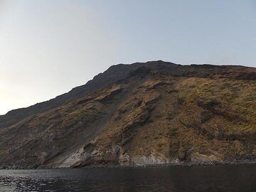 Dernières lumières du jour sur les flancs ouest du volcan entre Ginostra et la Sciara del Fuoco. (Photo: Ingrid)