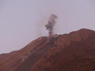 Aus diesem Blickwinkel können wir die mehrfachen Überläufe von der Westseite der Kraterterrasse sowie eine größere Explosion aus dem zentralen Schlot erkennen. (Photo: Ingrid)