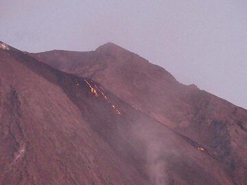 Blick auf den westlichen Rand der Sciara, wo noch einige Lavaströme von der Kraterterrasse aktiv sind, wobei derjenige, der gegen den Rand gedrückt wird, die Lavaflussfront am weitesten unten in der Sciara aufweist. (Photo: Ingrid)