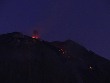 Rotes Leuchten über der Kraterterrasse und aktive Lavastromfronten in der Abenddämmerung. (Photo: Ingrid)