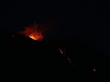 Grande éruption nocturne de l'évent central et coulées de lave actives rougeoyantes sur le bord ouest de la partie supérieure de la Sciara. (Photo: Ingrid)