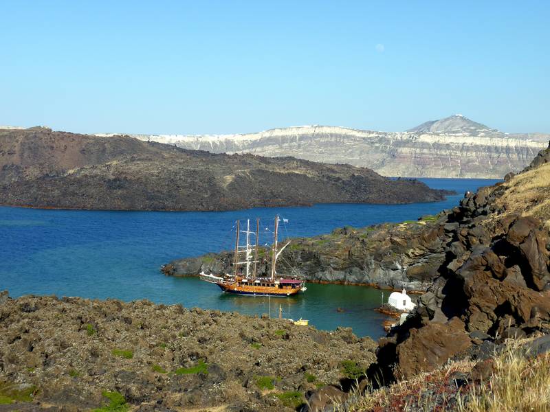 Tourist boat visiting Palea Kameni, the volcanic heart of Santorini archipelago, Greece (Photo: Janka)
