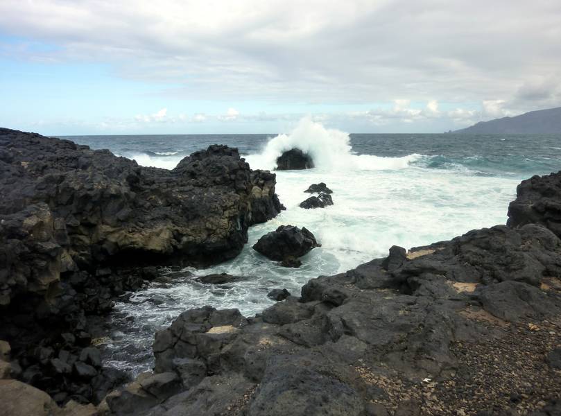 Vulkangestein bricht die Wellen an der Küste von El Hierro, Kanarische Inseln (Photo: Janka)