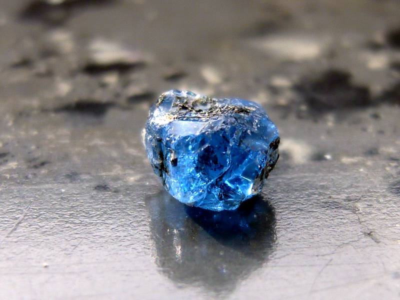 Seltener Hauyn-Kristall (5 mm Durchmesser), gefunden in einem Bimssteinbruch in der Nähe von Mendig, Eifel, Deutschland (Photo: Janka)