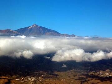 Über den Wolken, die den Vulkan El Teide, Teneriffa, Kanarische Inseln umrahmen (Photo: Janka)