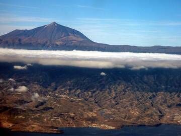 El Teide volcano seen from aircraft shortly after takeoff from Tenerife, Canary islands (Photo: Janka)