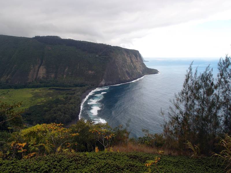 Die steilen Klippen rund um das Waipiʻo-Tal sind 2000 Fuß hoch. Das Gebiet war einst die Residenz vieler früher hawaiianischer Herrscher, war eine wichtige Grabstätte und ist noch immer ein heiliger Ort der Hawaiianer. (Photo: Janka)