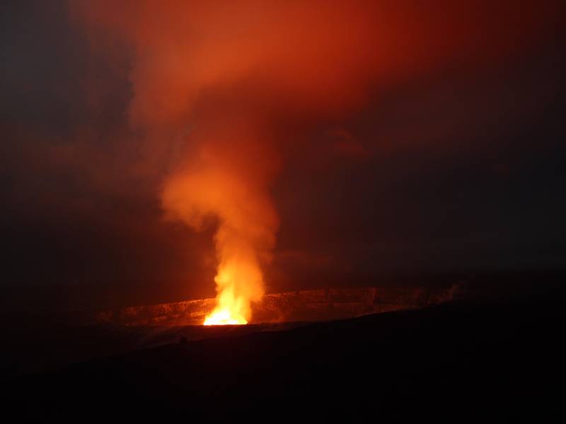 Intense glow of Halema'uma'u Crater in Kilauea Caldera, Big Island, Hawaii (Photo: Janka)
