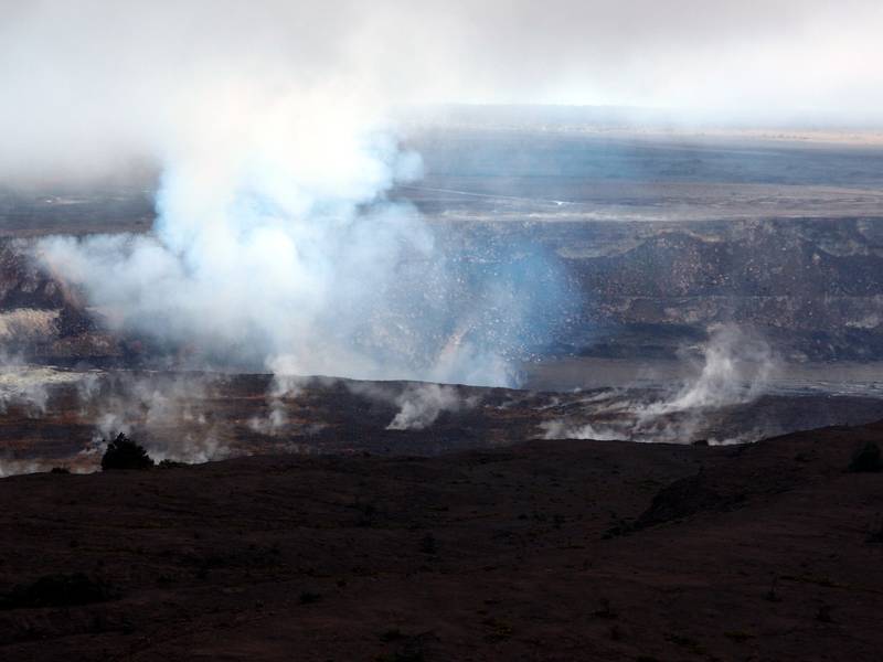 Schwach dampfender Halema'uma'u-Krater in der Kilauea-Caldera, Big Island, Hawaii (Photo: Janka)