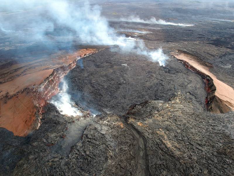 Erupting Pu'u 'O'o vent, Kilauea volcano, Big Island, Hawaii (Photo: Janka)