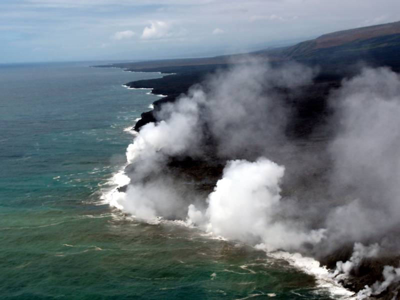 Lava dringt in den Pazifischen Ozean ein, nachdem sie den ganzen Weg vom Kilauea-Vulkan unter die Erde gereist ist. Big Island, Hawaii (Photo: Janka)