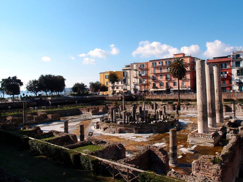 Blick auf die Überreste des römischen Marktes von Pozzuoli, Golf von Neapel, Italien (Photo: Janka)
