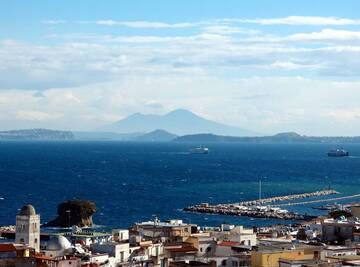 Der Golf von Neapel und der Vesuv von der Insel Ischia aus gesehen, Italien (Photo: Janka)